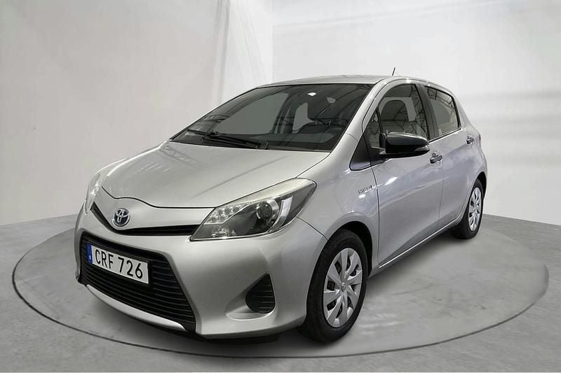 Silver Begagnad 2014 Toyota Yaris Life | 119 800 kr - Bild 1/4