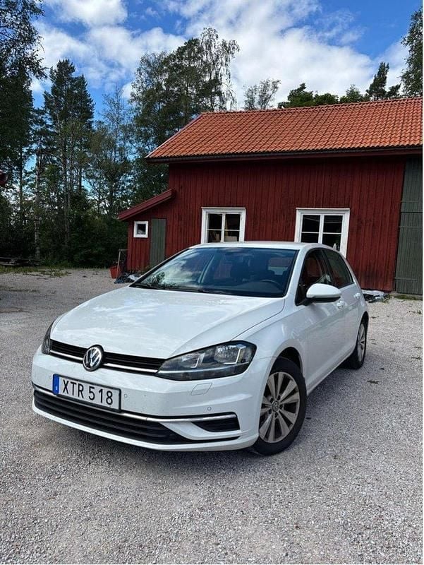 Vit Begagnad 2018 VW Golf VII Halvkombi | 85 000 kr (Bra pris) - Bild 1/4