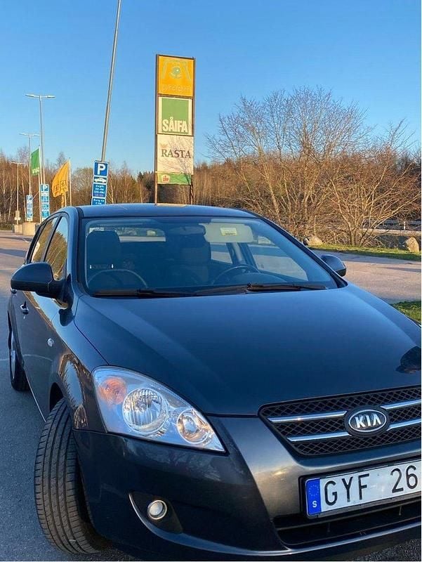 Grå Begagnad 2008 Kia Ceed 4 Halvkombi | 33 000 kr (Marknadspris) - Bild 1/4