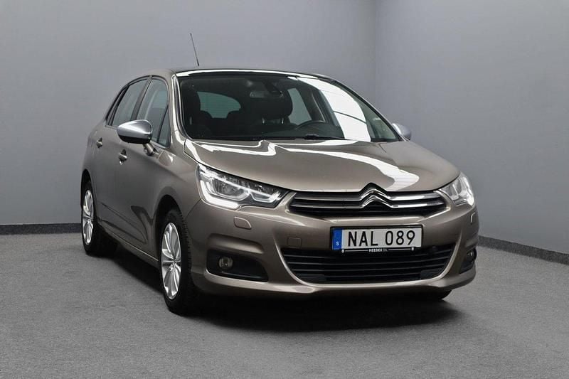 Grå Begagnad 2016 Citroën C4 Halvkombi | 59 800 kr (Marknadspris) - Bild 1/4