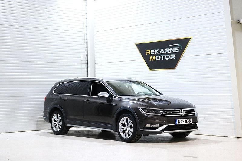 Mörkbrun Begagnad 2016 VW Passat Alltrack Executive Kombi | 139 900 kr (Lite dyr) - Bild 1/3