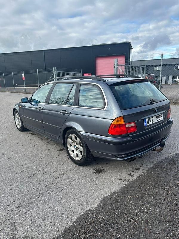 Begagnad BMW 325 192 HK (141 kW) 2002 Kombi