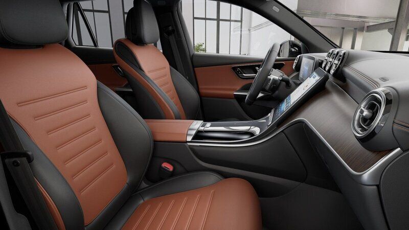 Begagnad Mercedes GLC300e Advanced 2024 Obsidiansvart metallic SUV