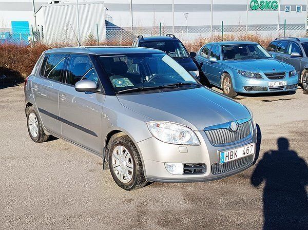 Röd (brun) Begagnad 2009 Skoda Fabia Ambiente Halvkombi | 24 900 kr (Marknadspris) - Bild 1/4