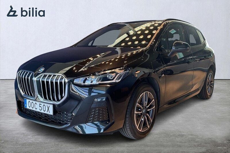 Svart Begagnad 2024 BMW 225 Active Tourer M Sport Minibuss | 454 900 kr (Dyr) - Bild 1/3
