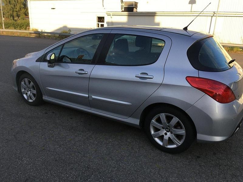 Grå Begagnad 2013 Peugeot 308 Halvkombi | 79 000 kr (Bra pris) - Bild 1/4