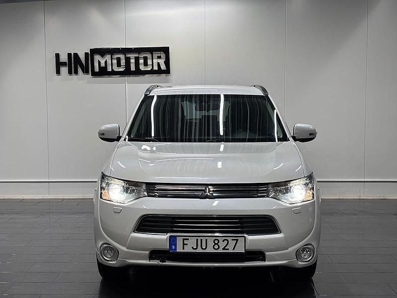 Begagnad Mitsubishi Outlander P-HEV 121 HK (88 kW) 2014 Vit SUV