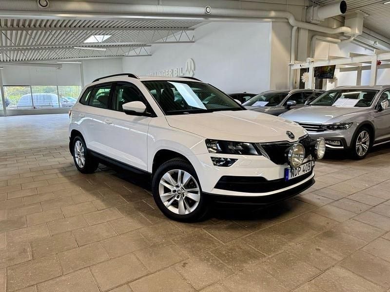 Vit (candy white) Begagnad 2018 Skoda Karoq Ambition SUV | 148 000 kr (Marknadspris) - Bild 1/4