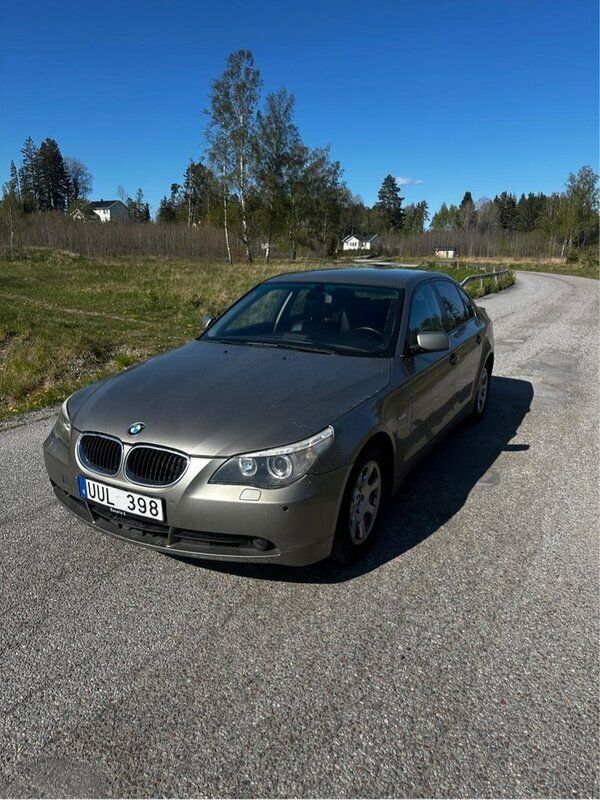 Grön Begagnad 2004 BMW 530 Sedan | 34 999 kr - Bild 1/4