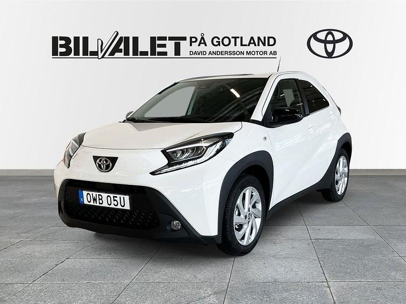 Vit Ny 2025 Toyota Aygo Halvkombi | 204 900 kr (Marknadspris) - Bild 1/4