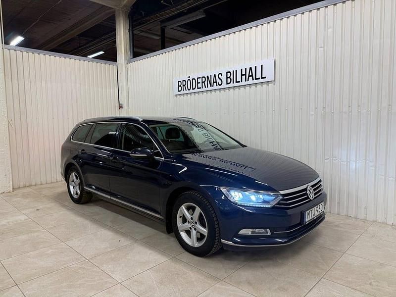 Mörkblå Begagnad 2015 VW Passat GT Kombi | 129 900 kr (Bra pris) - Bild 1/4