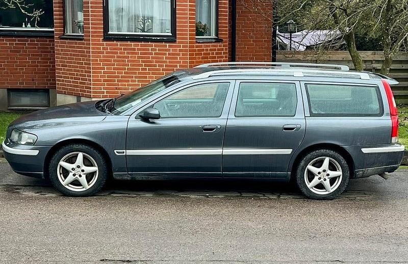 Begagnad 2004 Volvo V70 Kombi | 42 000 kr (Lite dyr) - Bild 1/4