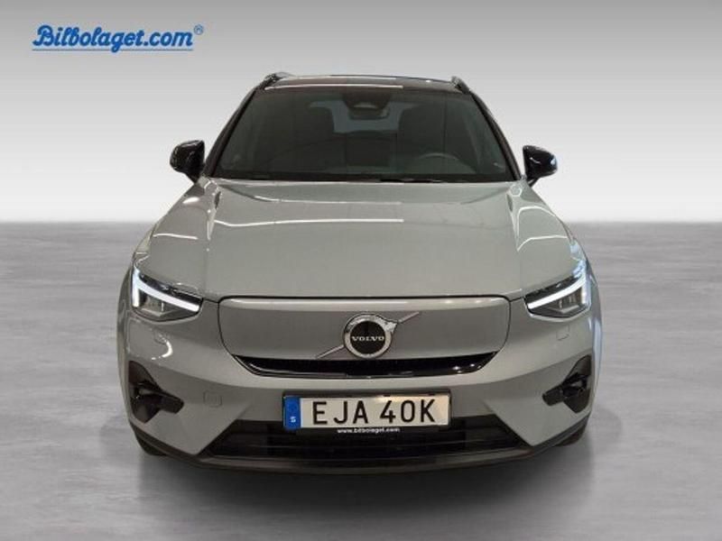 Grå Ny 2024 Volvo XC40 Plus SUV | 469 800 kr (Dyr) - Bild 1/4