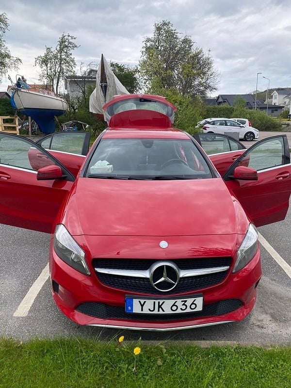 Begagnad 2017 Mercedes A180 Halvkombi | 163 900 kr (Marknadspris) - Bild 1/4