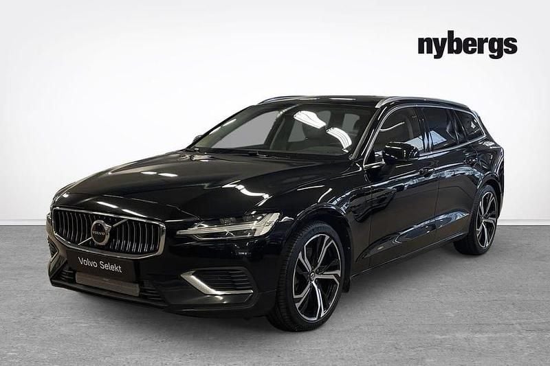 Begagnad Volvo V60 Core 355 HK (261 kW) 2023 Svart Kombi