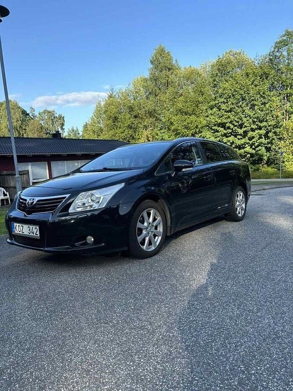 Svart Begagnad 2010 Toyota Avensis Kombi | 74 000 kr (Marknadspris) - Bild 1/4