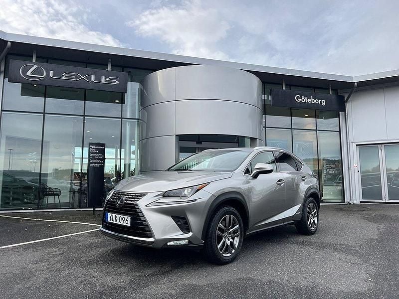 Ljusgrå Begagnad 2018 Lexus NX300h Executive Line SUV | 319 000 kr (Marknadspris) - Bild 1/4