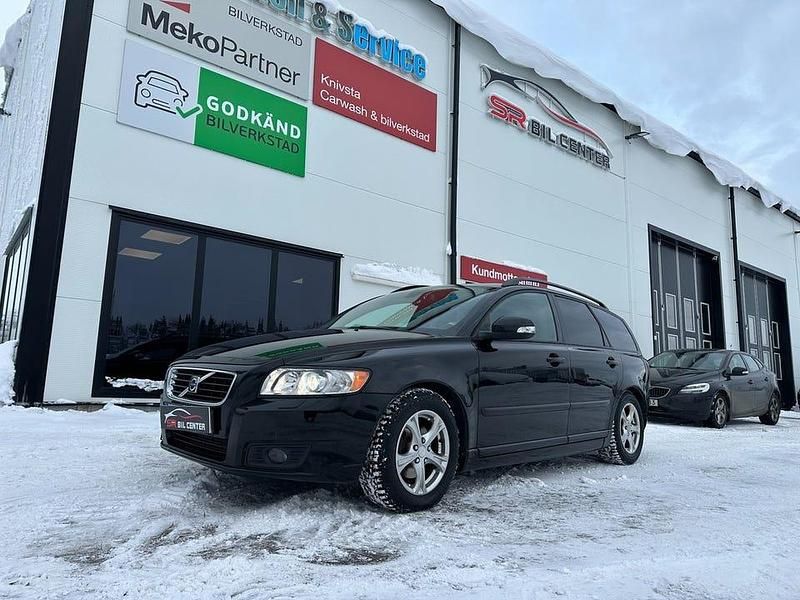 Svart Begagnad 2010 Volvo V50 Momentum Kombi | 44 900 kr (Marknadspris) - Bild 1/4