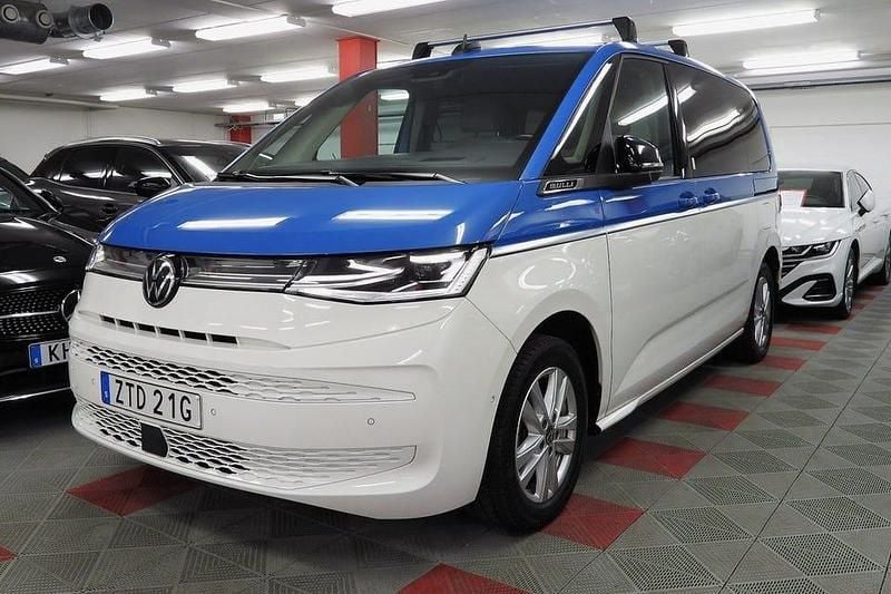 Flerfärgad blå/vit Begagnad 2022 VW Multivan Style Van | 499 500 kr (Dyr) - Bild 1/4