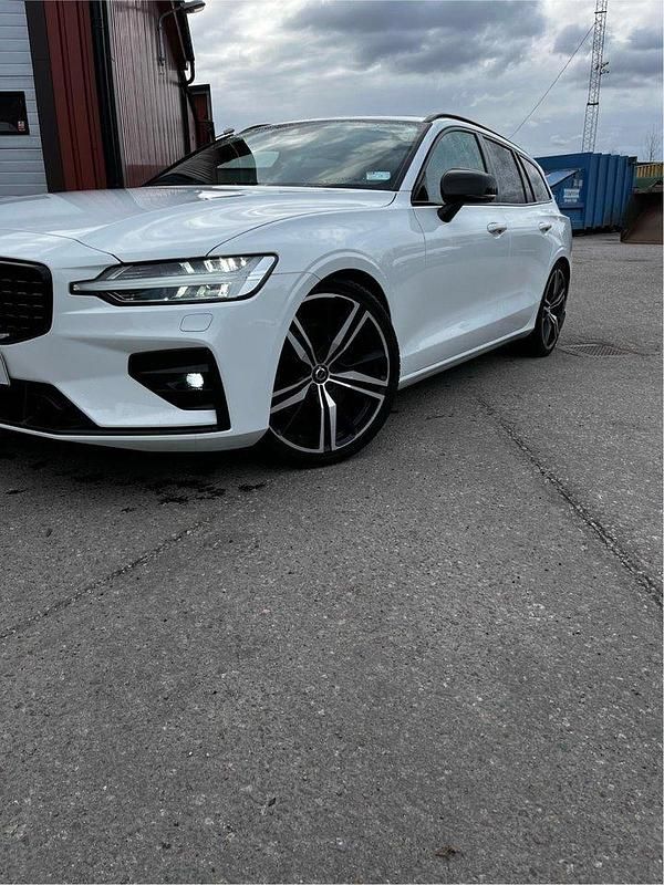 Vit Begagnad 2019 Volvo V60 R-Design Kombi | 299 900 kr (Marknadspris) - Bild 1/4