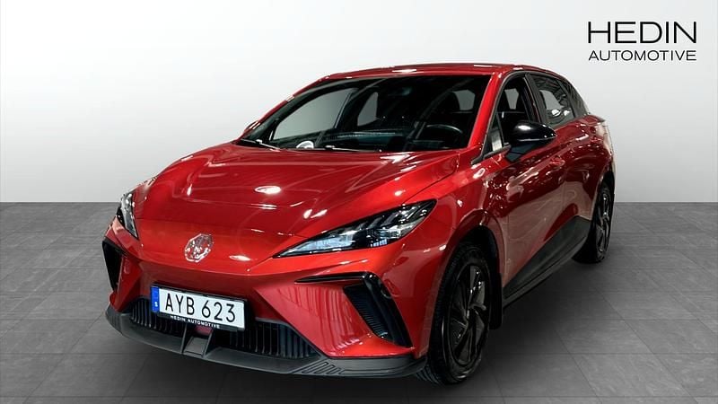 Röd (red) Begagnad 2023 MG MG4 EV Halvkombi | 244 900 kr (Marknadspris) - Bild 1/4