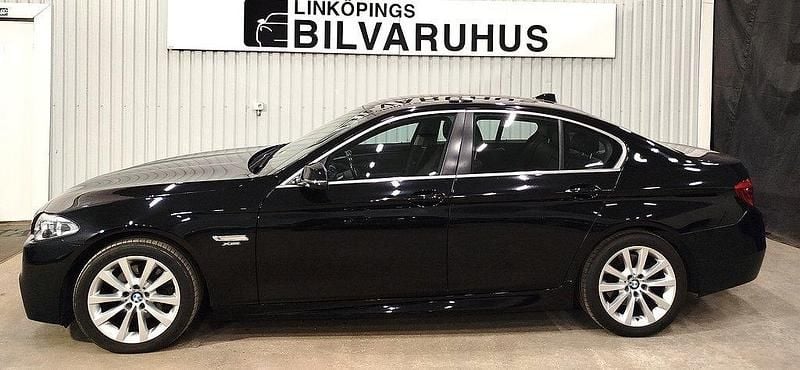 Svart Begagnad 2013 BMW 520 M Sport Sedan | 169 900 kr (Lite dyr) - Bild 1/4