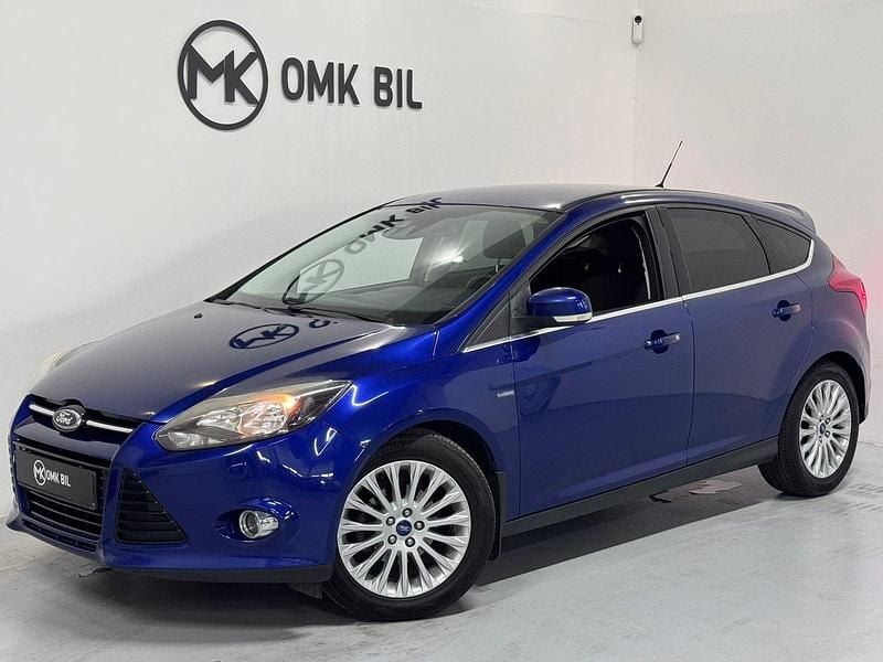 Blå Begagnad 2013 Ford Focus Titanium Halvkombi | 59 900 kr (Marknadspris) - Bild 1/4
