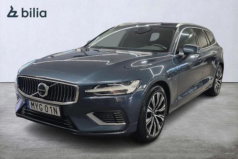 Mörkblå Begagnad 2022 Volvo V60 Core Kombi | 399 000 kr (Marknadspris) - Bild 1/3