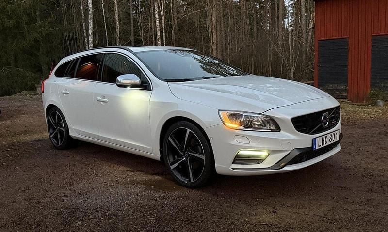 Vit Begagnad 2014 Volvo V60 R-Design Kombi | 142 990 kr (Dyr) - Bild 1/4