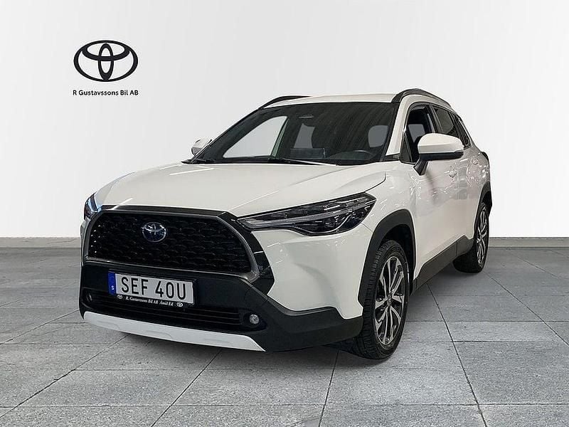 Vit Begagnad 2022 Toyota Corolla Cross Style SUV | 339 900 kr (Marknadspris) - Bild 1/3