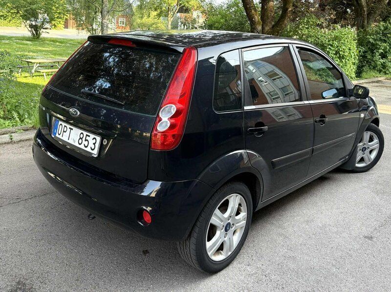Svart Begagnad 2009 Ford Fiesta Halvkombi | 33 000 kr (Marknadspris) - Bild 1/4