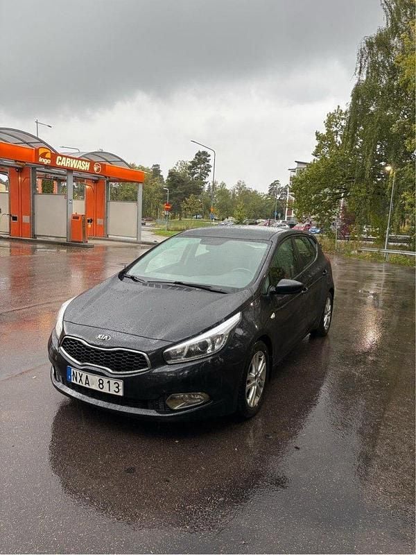 Svart Begagnad 2014 Kia Ceed Halvkombi | 95 000 kr (Marknadspris) - Bild 1/4