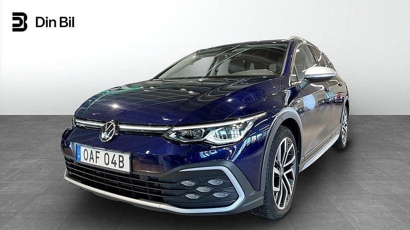 Mörkblå Begagnad 2021 VW Golf Alltrack Kombi | 329 900 kr (Marknadspris) - Bild 1/4
