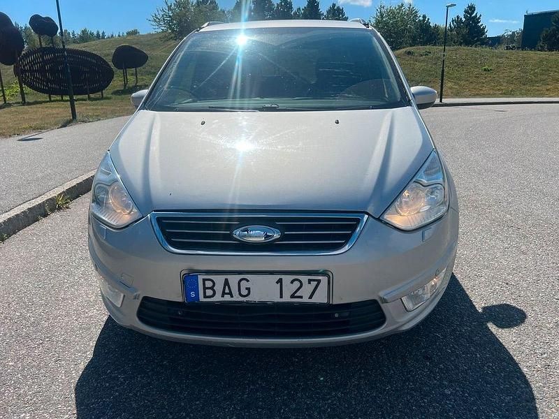 Grå Begagnad 2010 Ford Galaxy Trend Minibuss | 44 500 kr - Bild 1/4