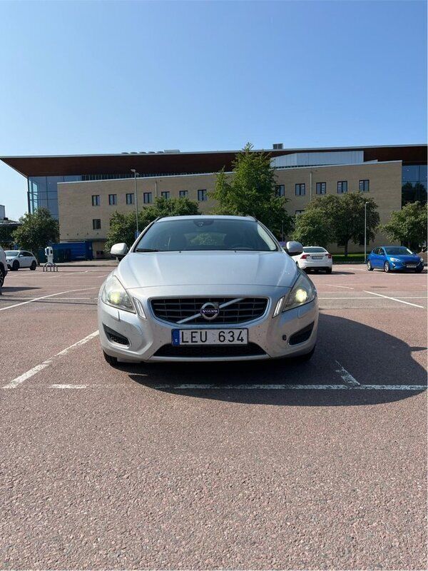 Grå Begagnad 2011 Volvo V60 Momentum Kombi | 65 000 kr (Bra pris) - Bild 1/4