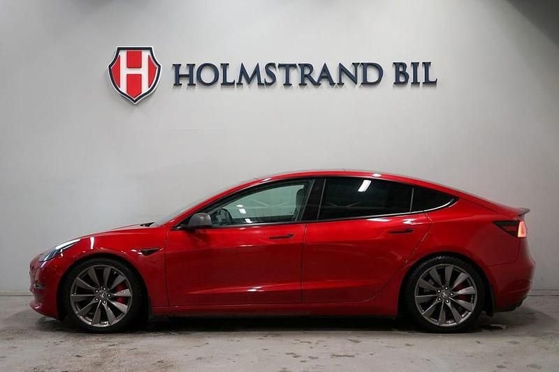 Röd Begagnad 2021 Tesla Model 3 Performance Sedan | 334 900 kr (Marknadspris) - Bild 1/4