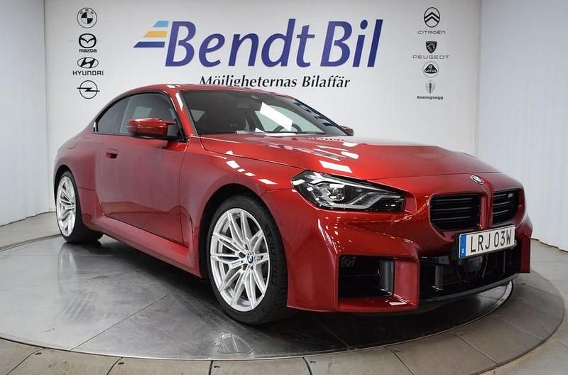 Röd (fire red metallic) Begagnad 2024 BMW M2 Comfort Edition Sportkupé | 799 500 kr (Marknadspris) - Bild 1/3