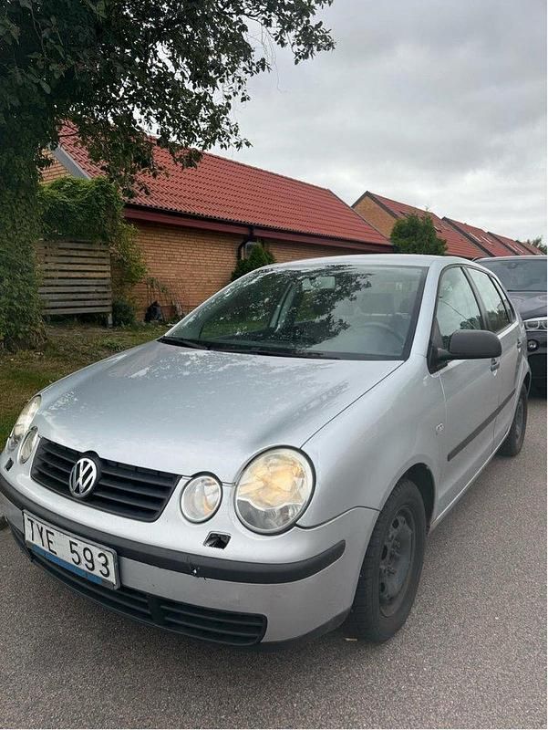Silver Begagnad 2003 VW Polo Basis Halvkombi | 42 900 kr - Bild 1/4