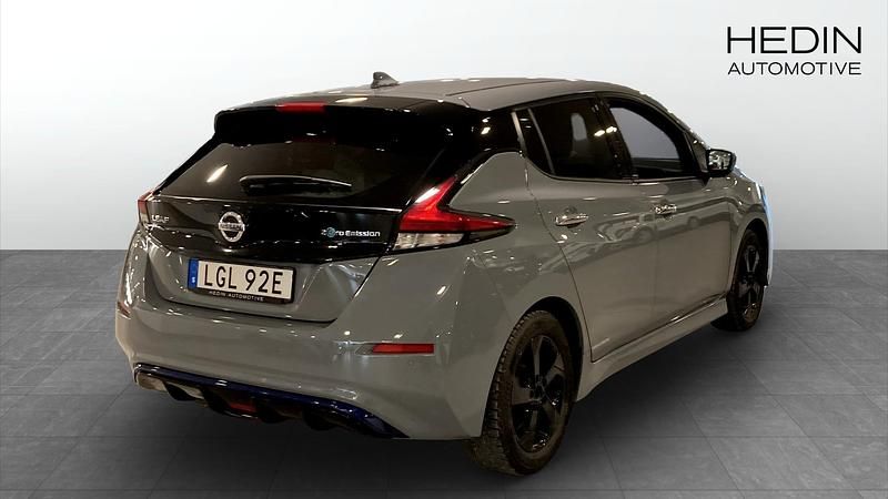 Begagnad Nissan Leaf N-Connecta 110 kW (150 HK) 2022 Grå Halvkombi