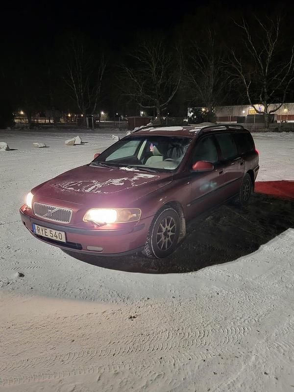 Vinröd Begagnad 2001 Volvo V70 Kombi | 15 000 kr (Bra pris) - Bild 1/4