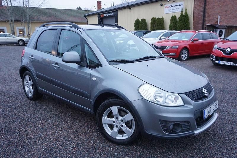 Grå Begagnad 2010 Suzuki SX4 Halvkombi | 62 900 kr (Marknadspris) - Bild 1/4