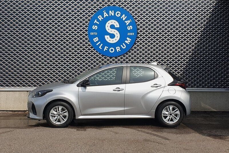 Grå Ny 2025 Mazda 2 Center-Line Halvkombi | 253 400 kr (Marknadspris) - Bild 1/4