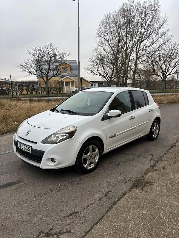 Begagnad 2011 Renault Clio R.S. Halvkombi | 27 900 kr (Marknadspris) - Bild 1/4