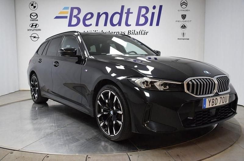 Black sapphire metallic Begagnad 2025 BMW 330 M Sport Kombi | 549 500 kr - Bild 1/3