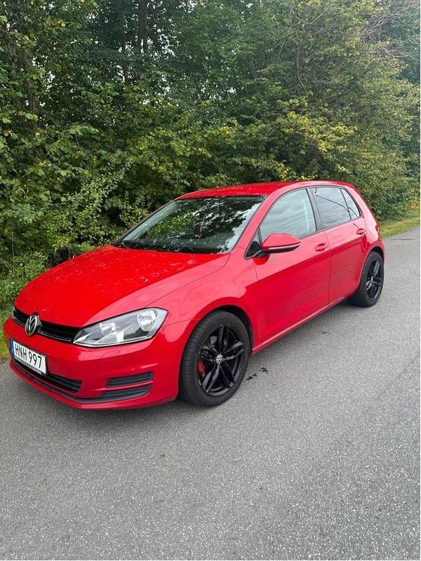 Röd Begagnad 2015 VW Golf VII Halvkombi | 72 000 kr (Marknadspris) - Bild 1/4