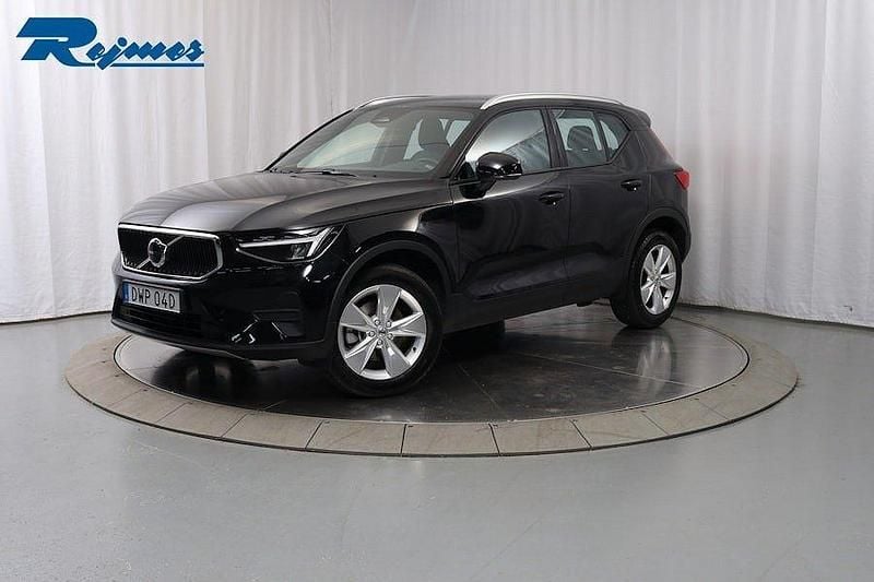 Svart (onyx svart metallic) Begagnad 2023 Volvo XC40 Core SUV | 329 900 kr (Bra pris) - Bild 1/4