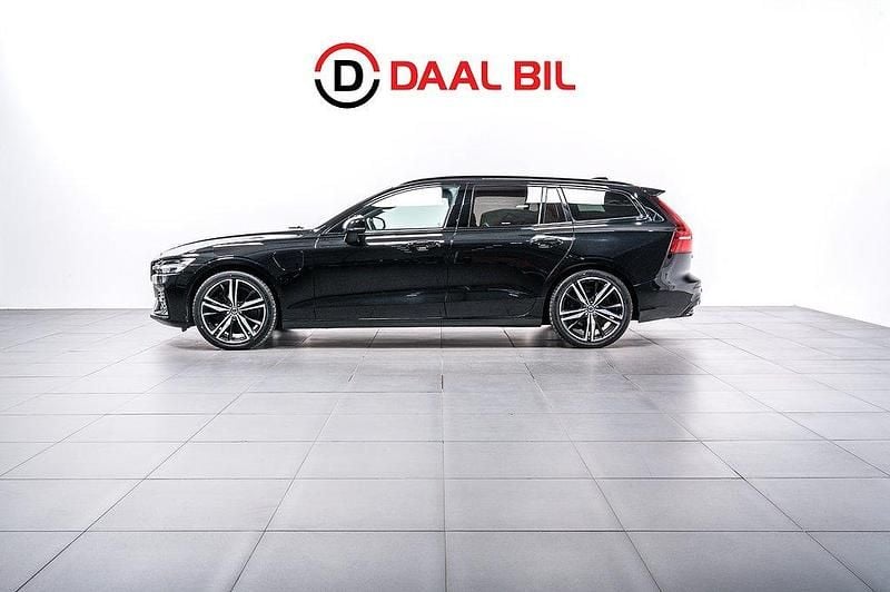 Svart Begagnad 2022 Volvo V60 R-Design Kombi | 389 700 kr (Marknadspris) - Bild 1/4