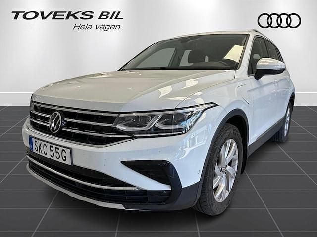 Vit Begagnad 2022 VW Tiguan Elegance SUV | 349 900 kr (Bra pris) - Bild 1/4