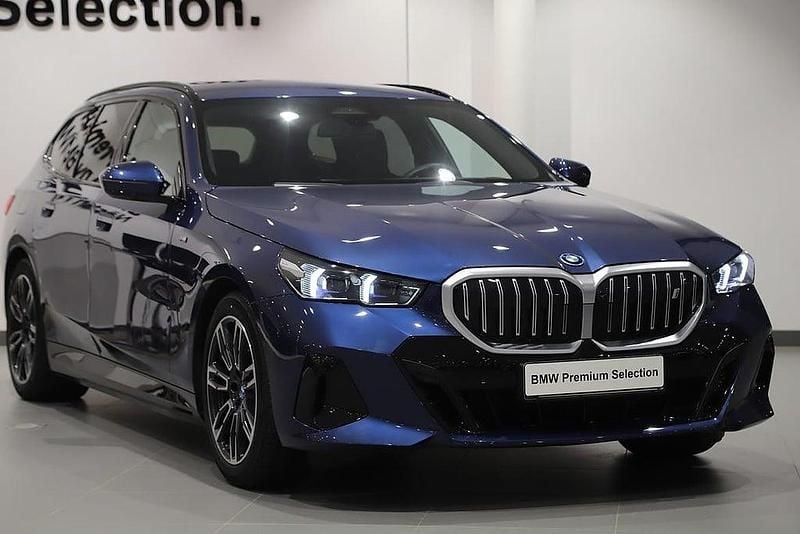 Blå Begagnad 2024 BMW i5 Comfort Edition Kombi | 689 000 kr (Superpris) - Bild 1/3