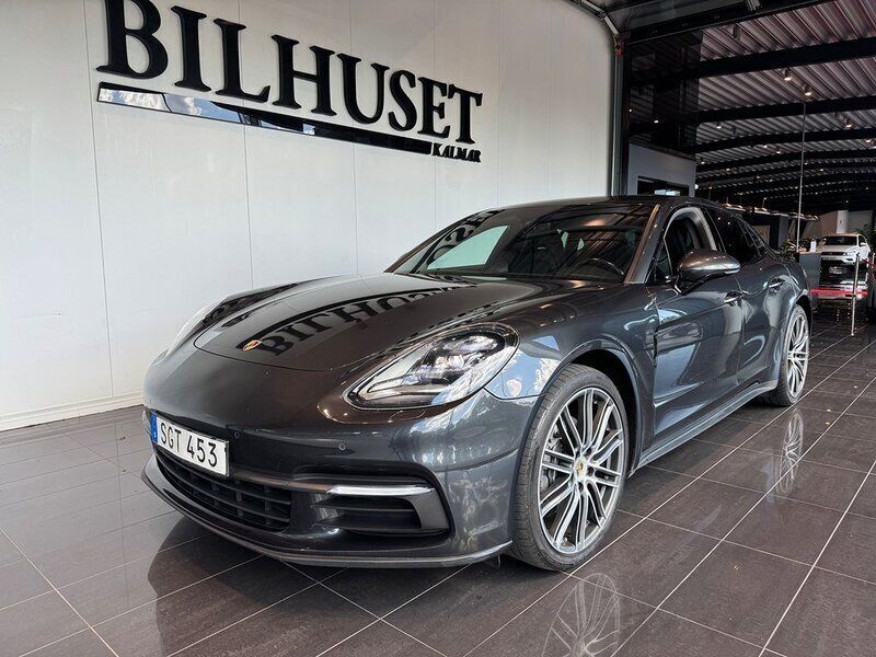 Grå Begagnad 2017 Porsche Panamera 4 Sport Sedan | 589 900 kr (Dyr) - Bild 1/4